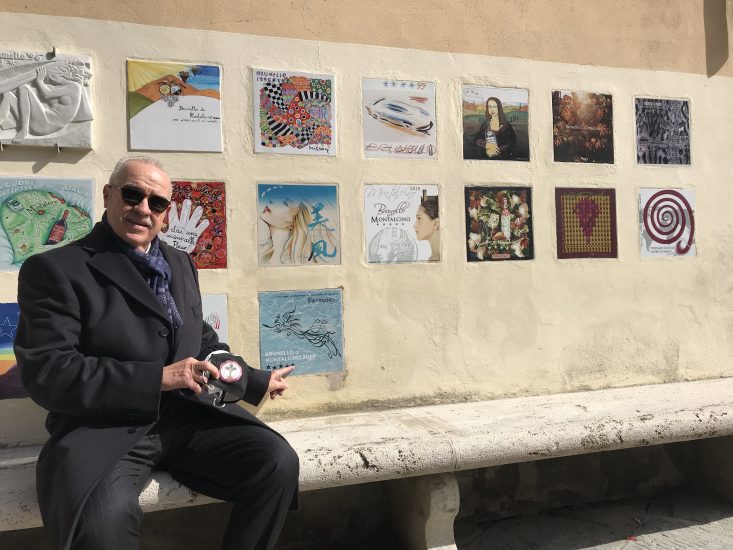 Il presidente del Consorzio del Brunello di Montalcino Fabrizio Bindocci posa la piastrella del 2020 firmata da Federica Pellegrini
