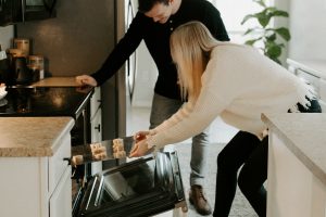 Pasqua in zona rossa, 7 italiani su 10 la passeranno ai fornelli per recuperare il buon umore