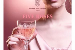 Il “Five Roses”, rosato iconico della griffe pugliese Leone de Castris, sbarca in tv con uno spot