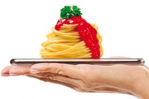 Perché postiamo così tante foto di cibo? L’era dei “Food Porn Media” vista dai sociologi