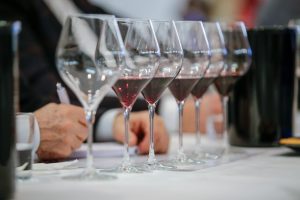 La forza emotiva del tappo in sughero: basta “sentirlo” per giudicare meglio un vino