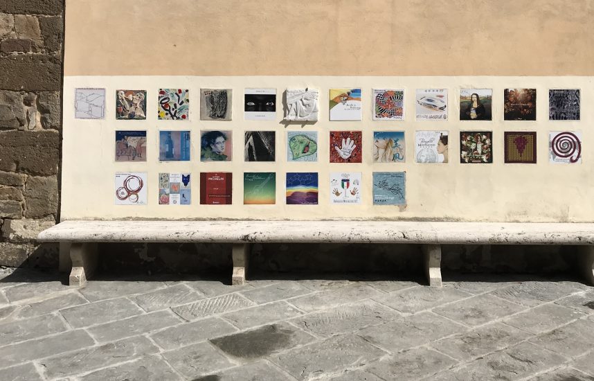 Il muro del palazzo comunale di Montalcino con le piastrelle celebrative delle vendemmie del Brunello di Montalcino