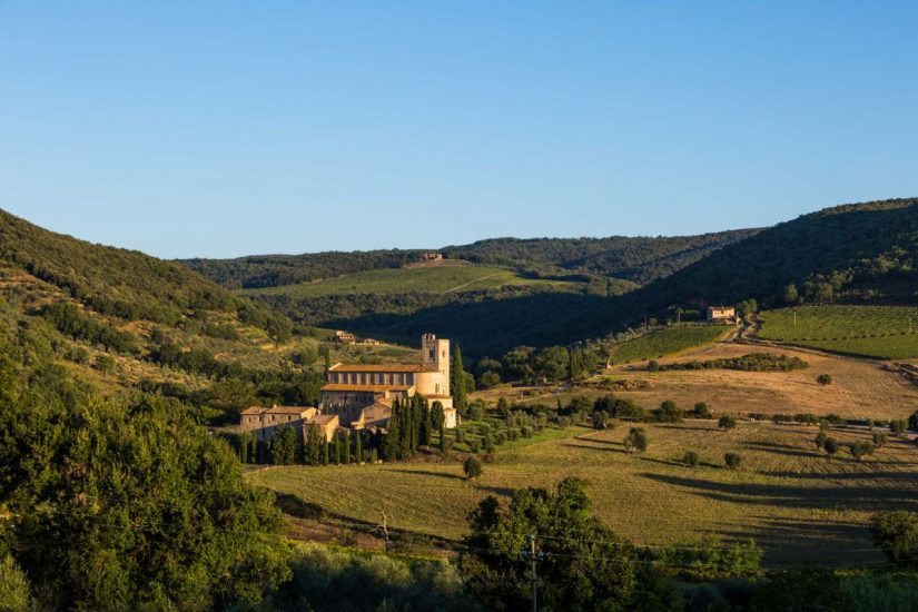 I vigneti del Brunello di Montalcino intorno alla meravigliosa Abbazia di Sant’Antimo