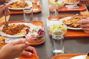 Allarme mense scolastiche italiane, cresce il “fast food” e calano le pratiche sostenibili Allarme mense scolastiche italiane, cresce il “fast food” e calano le pratiche sostenibili