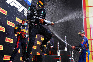 A Imola il primo brindisi di Ferrari Trento sul podio della F1, con Versappen, Hamilton e Norris