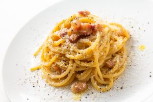 Puristi o innovatori, tutti alla ricerca di quella perfetta: oggi il mondo celebra il #CarbonaraDay