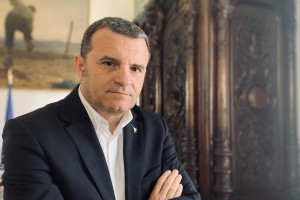 Dal Prosek croato al difficile equilibrio tra “vino e salute” in Ue: parla Gian Marco Centinaio