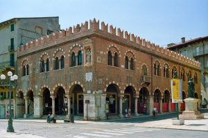 La Domus Mercatorum di Verona, da “Casa dei Mercanti” a “Casa del Vino” della città e del territorio