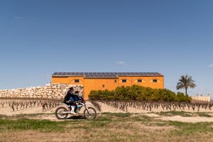 La “Mototerapia” del campione Vanni Oddera per i bambini disabili fa tappa a Feudo Maccari