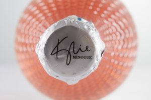 Anche Kylie Minogue lancia il suo Prosecco, in versione rosè. Firmato Zonin Anche Kylie Minogue lancia il suo Prosecco, in versione rosè. Firmato Zonin