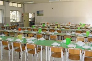 La mensa scolastica costa in media 80 euro a studente alle famiglie italiane