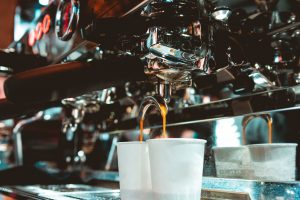 Il &ldquo;no&rdquo; al caff&egrave; al bancone del bar genera 30 tonnellate di rifiuti di plastica al giorno