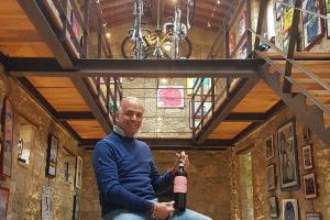 Il Giro torna sugli sterrati tra i vigneti di Montalcino e il Brunello 2016 rindossa la maglia rosa