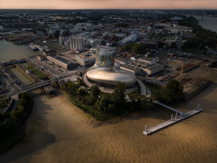 La Citè du Vin di Bordeaux (Francia) 
