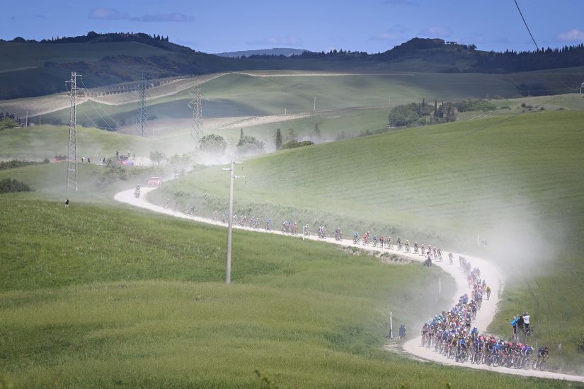 Foto Fabio Ferrari/LaPresse 19 maggio 2021 ItaliaSport CiclismoGiro d’Italia 2021 - edizione 104 - Tappa 11 - Da Perugia a Montalcino (Brunello di Montalcino Wine Stage) (km 162)Nella foto: durante la gara.panoramicaPhoto Fabio Ferrari/LaPresseMay 19, 2021  Italy  Sport CyclingGiro d’Italia 2021 - 104th edition - Stage 11 - from Perugia to Montalcino In the pic: during the stage.landscape
