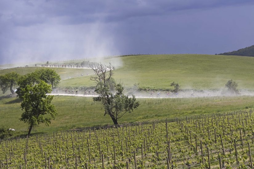 Foto Fabio Ferrari/LaPresse 19 maggio 2021 ItaliaSport CiclismoGiro d’Italia 2021 - edizione 104 - Tappa 11 - Da Perugia a Montalcino (Brunello di Montalcino Wine Stage) (km 162)Nella foto: durante la gara.panoramicaPhoto Fabio Ferrari/LaPresseMay 19, 2021  Italy  Sport CyclingGiro d’Italia 2021 - 104th edition - Stage 11 - from Perugia to Montalcino In the pic: during the stage.landscape
