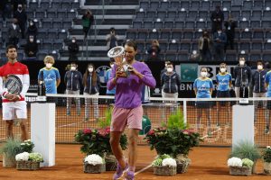I campioni festeggiano con le bollicine tricolori. Ferrari brinda con Rafa Nadal e Iga Swiatek