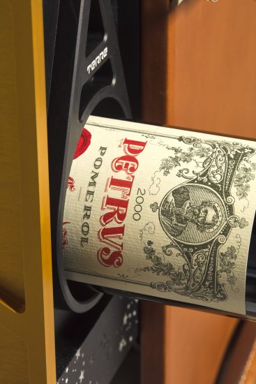 Il lotto di Château Petrus 2000 invecchiato nello spazio (ph: Christie’s Images Limited 2021)