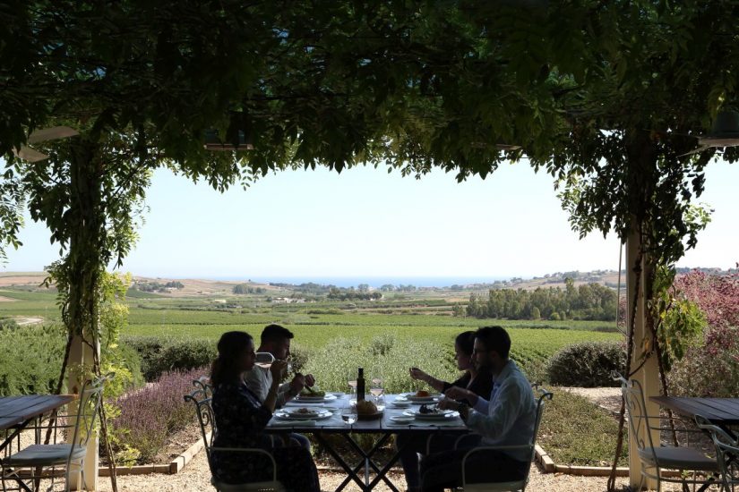 Vista mare e vigneti da La Foresteria di Planeta, a Menfi