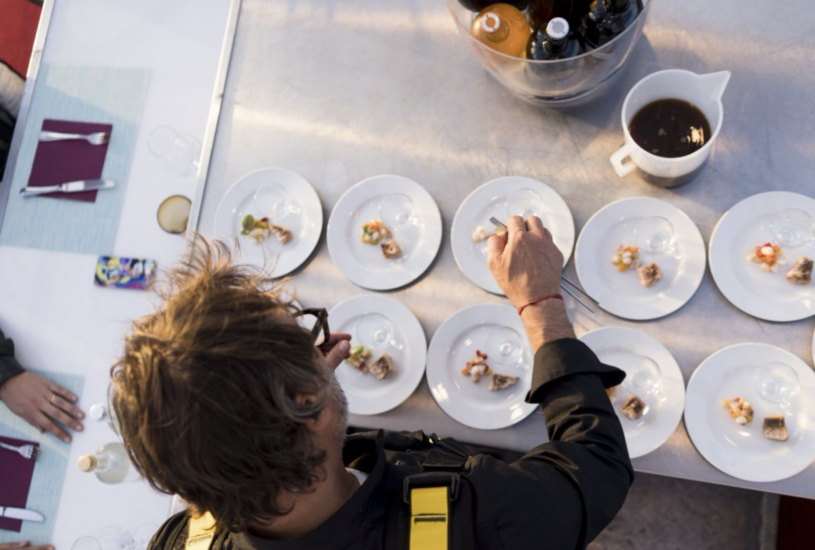 Dinner in the Sky, il ristorante d’alta quota debutta a Napoli e Caserta, con la pizza