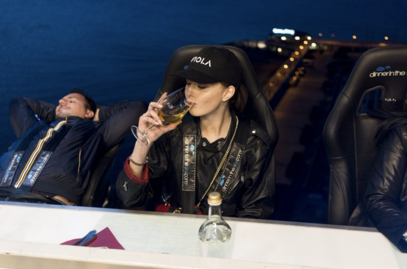 Dinner in the Sky, il ristorante d’alta quota debutta a Napoli e Caserta, con la pizza