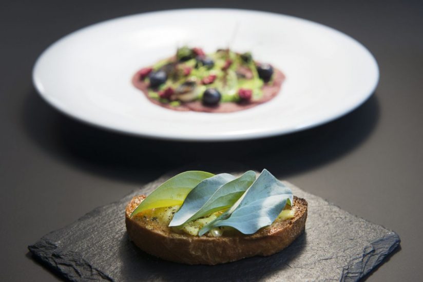 Lo chef Simone Cipriani in cucina a Campo alla Sughera