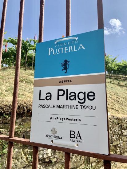Ombrelloni tra le vigne: ecco “La Plage” di Pascale Marthine Tayou per Monte Rossa