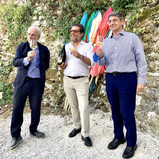 Ombrelloni tra le vigne: ecco “La Plage” di Pascale Marthine Tayou per Monte Rossa