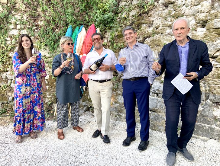 Ombrelloni tra le vigne: ecco “La Plage” di Pascale Marthine Tayou per Monte Rossa