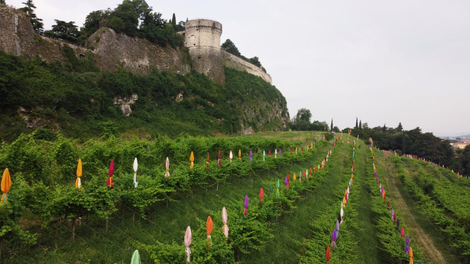 Ombrelloni tra le vigne: ecco “La Plage” di Pascale Marthine Tayou per Monte Rossa