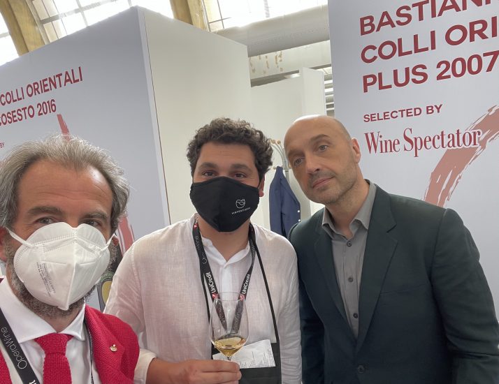 Il direttore di WineNews Alessandro Regoli con Andrea Farinetti e Joe Bastianich