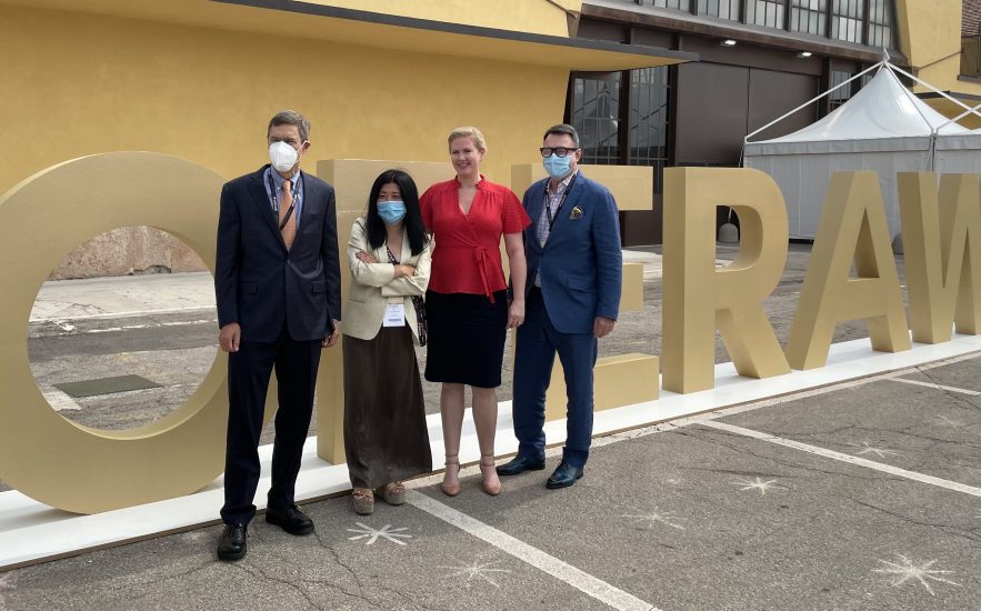 Thomas Matthews, Alison Napjus e Bruce Sanderson di Wine Spectator, con Stevie Kim di Vinitaly International