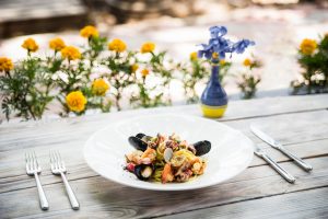 Sulle tavole dei ristoranti, d’estate, vincono pesce, frutta e l’intramontabile pizza Sulle tavole dei ristoranti, d’estate, vincono pesce, frutta e l’intramontabile pizza