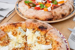 A più di un mese dalla riapertura, corrono le prenotazioni: boom di italiani in pizzeria