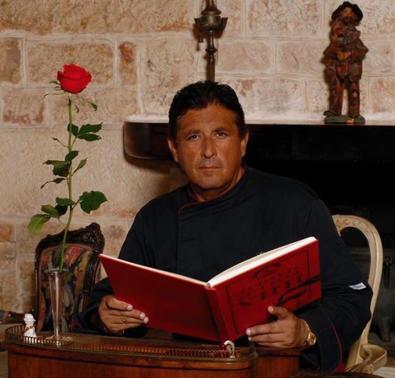 Leonardo Marco con la carta vini de Il Poeta Contadino