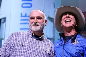 Dallo spazio alla solidarietà: Bezos scende dal razzo e dona 100 milioni di dollari a José Andrés