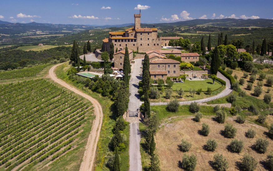 Una veduta panoramica di Castello Banfi