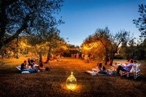 Brindare alle stelle con i vini italiani esprimendo un desiderio. Un gesto di speranza per il futuro