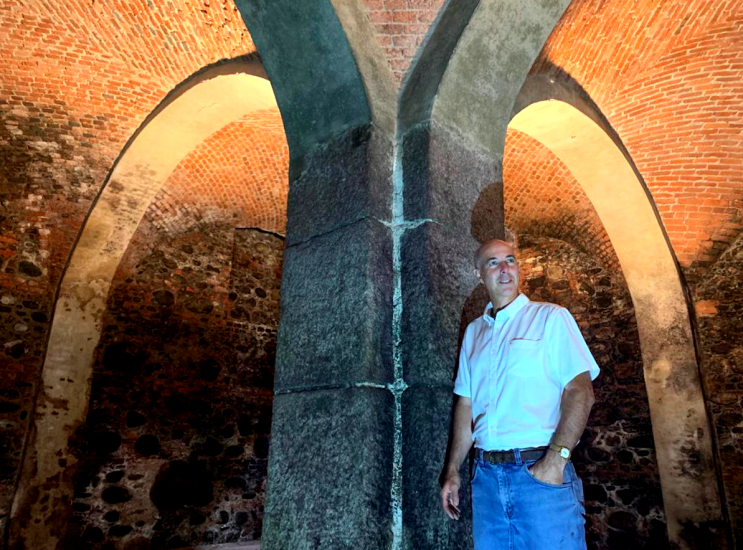 Matthew Fioretti nelle cantine storiche di Gattinara