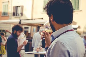 La degustazione di vino diventa una sfida, dal vivo, per tornare a brindare in presenza