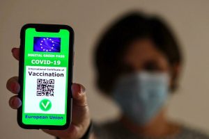 L’Italia si spacca sul Green Pass obbligatorio per bar e ristoranti