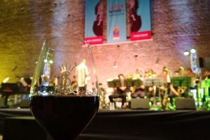 Stefano Bollani al piano e il Brunello nel calice, alzano il sipario sul “Jazz & Wine in Montalcino”