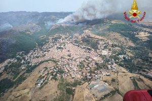 Incendi in Sardegna, danni devastanti a boschi e campagne. Si “salvano” i vigneti