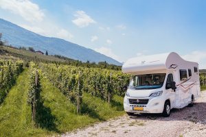 Boom delle vacanze “open air”: 1,8 milioni di italiani sotto le stelle tra camper e tende