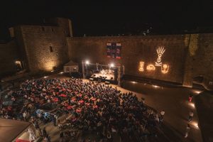 La ripartenza dei territori del vino: a Montalcino il Brunello segue il ritmo del jazz La ripartenza dei territori del vino: a Montalcino il Brunello segue il ritmo del jazz