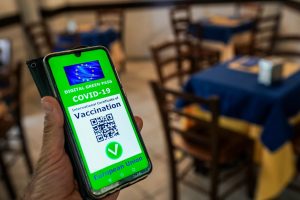 Green Pass in bar e ristoranti, no ai controlli dei documenti da parte degli esercenti