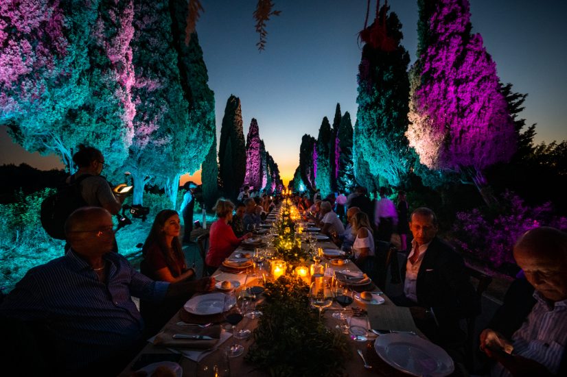 Bolgheri, terra di libertà, primati e pionieri. Celebrati, con la cena-record, sul “Viale dei Cipressi”