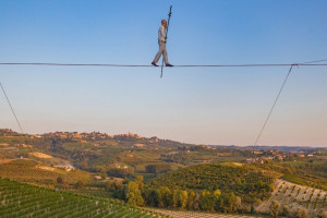 La spettacolare traversata di un funambolo sui vigneti e la cantina L’Acino di Ceretto nelle Langhe