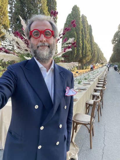 Il direttore di WineNews, Alessandro Regoli, sul Viale dei Cipressi di Bolgheri