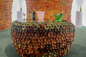 Degustazioni emozionali, mobili iconici, locali futuristici: quando vino e cibo incontrano il design